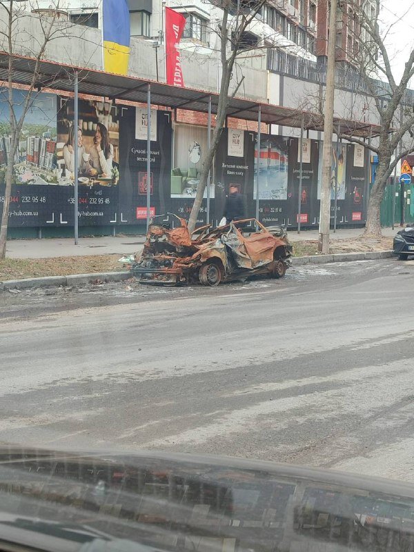 Cars damaged by Russian shelling will be removed from Kyiv streets