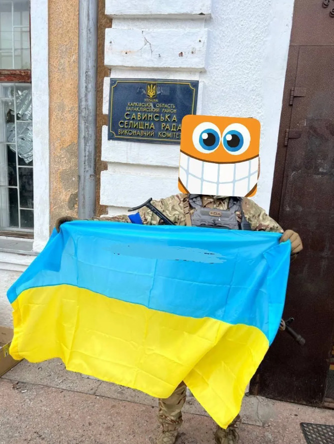 Воины спецподразделения KRAKEN подняли флаг Украины в Савинцах на Харьковщине 01