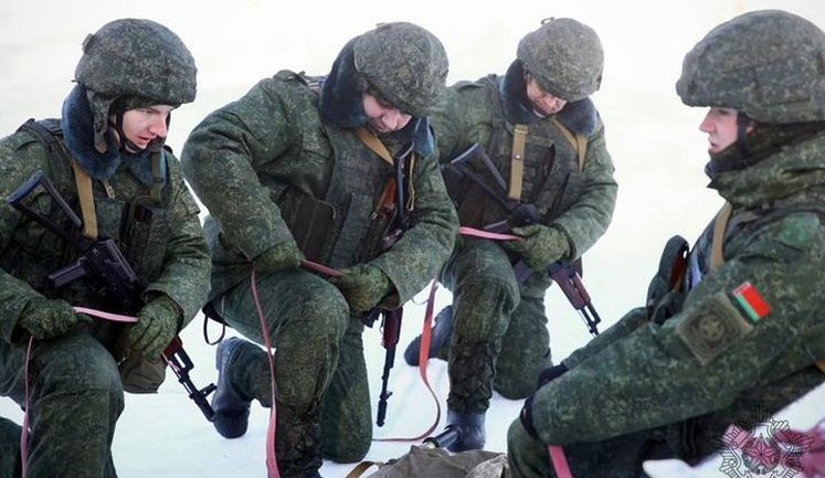 Чоловіки Білорусі масово отримують повістки на раптові військові збори: у соцмережах паніка, - ЗМІ