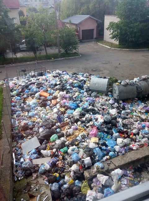 Улицу во Львове заблокировали мусором 05 Улицу во Львове заблокировали мусором 05