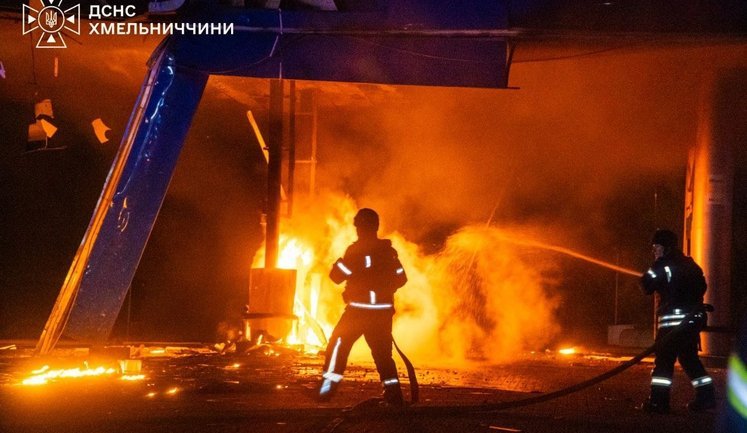 РФ атакувала Хмельниччину: горіла АЗС та будинки, двоє поранених
