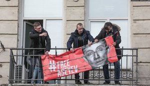 Освобожденный журналист Асеев снял с балкона редакции издания "Український тиждень" баннер в свою поддержку. ФОТОрепортаж