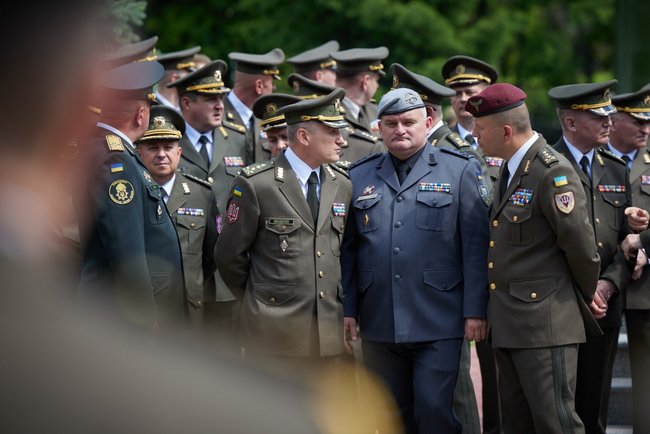 Ми часто зустрічаємося на фронті, - Зеленський вручив дипломи випускникам Національного університету оборони імені І. Черняховського 09