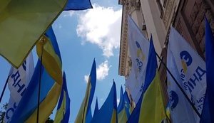 После акции под ГБР многотысячное шествие направилось к Печерскому суду в поддержку Порошенко и против политических репрессий. ВИДЕО+ФОТОрепортаж