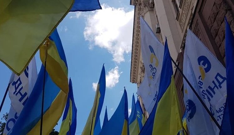 После акции под ГБР многотысячное шествие направилось к Печерскому суду в поддержку Порошенко и против политических репрессий. ВИДЕО+ФОТОрепортаж