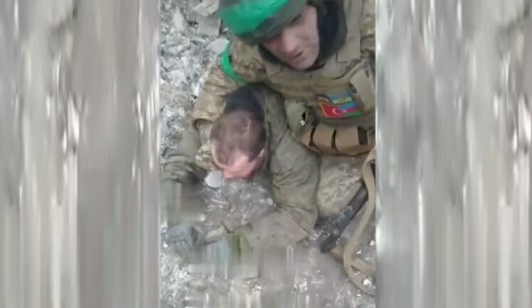 Азербайджанские военные пленили группу россиян и учат их выкрикивать украинские лозунги и петь "Ой, у лузі червона калина...". ВИДЕО