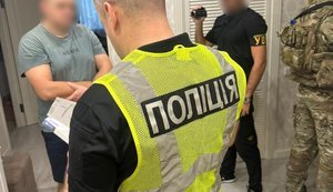 Поліція викрила посадовця медзакладу, який допомагав ухилятися від мобілізації за 25 тисяч доларів. ФОТОрепортаж