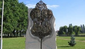 Пам'ятник, встановлений на честь дружби з Москвою, демонтували в Києві: "Цього шматка граніту вже немає"