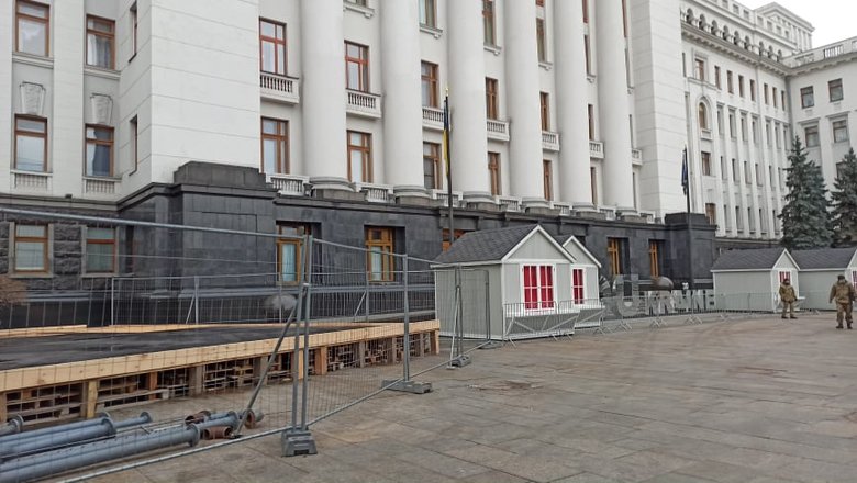 Під Офісом Президента почали встановлювати будиночки 11