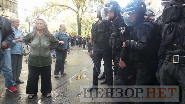 Під час мітингу під ГПУ проти екстрадиції в РФ Тумгоєва сталися сутички: мітингувальники бють вікна, їх у відповідь поливають водою зі шлангів 51