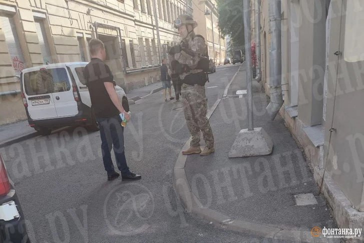 До будівлі ПВК Вагнер Центр у Петербурзі прийшли силовики 02 До будівлі ПВК Вагнер Центр у Петербурзі прийшли силовики 02