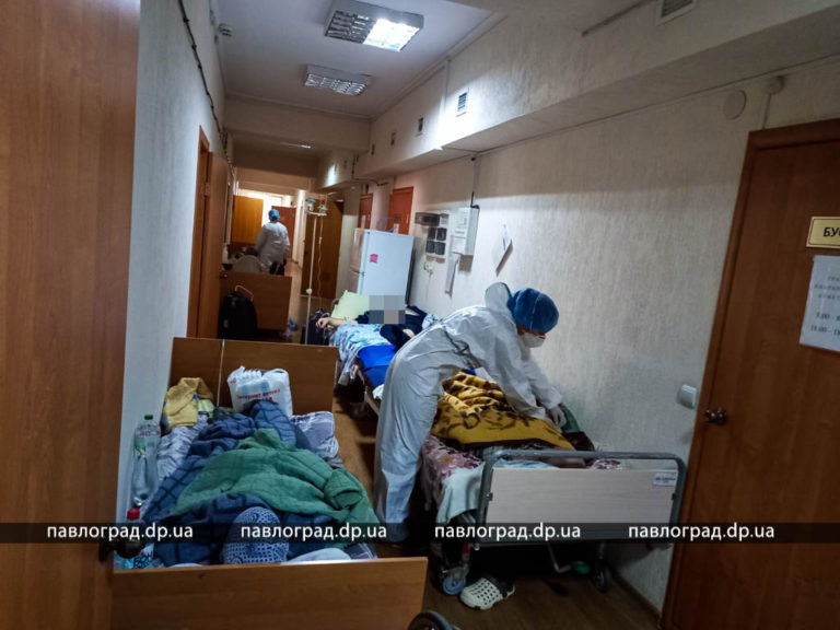Переполненная COVID-больница на Днепропетровщине: из 200 пациентов - двое вакцинированных 01