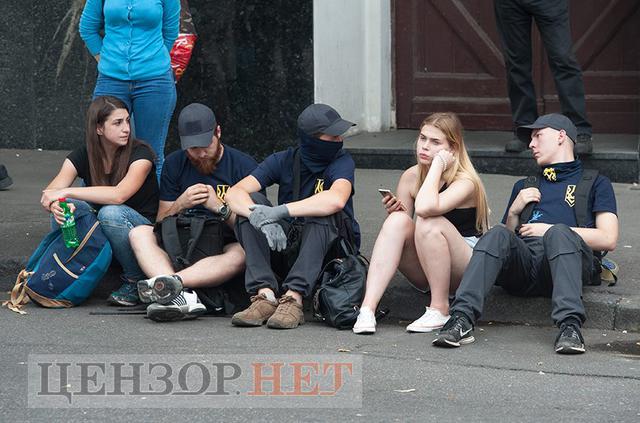 Митингующие остаются под Радой: некоторые активисты держат в руках биты и куриные яйца 05 Митингующие остаются под Радой: некоторые активисты держат в руках биты и куриные яйца 05