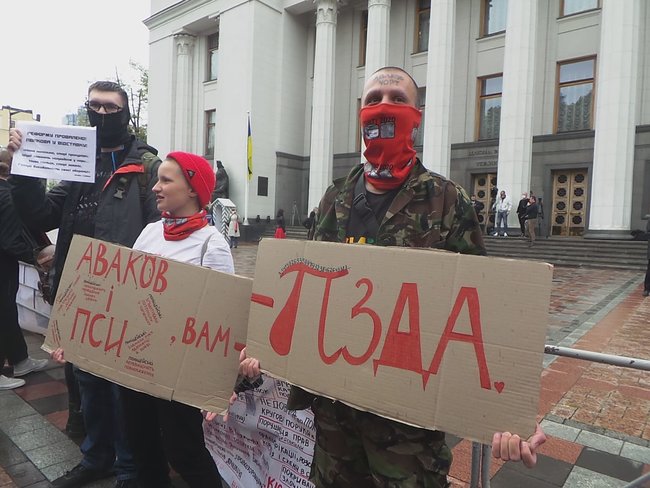 Protesters burn down old police vehicle in front of Ukrainian Parliament 05