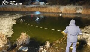 Рятувальники дістали тіла трьох підлітків, які провалилися під кригу на Одещині. ФОТОрепортаж