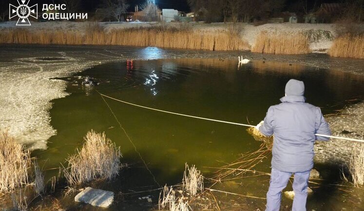 Рятувальники дістали тіла трьох підлітків, які провалилися під кригу на Одещині. ФОТОрепортаж