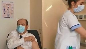 Французский премьер Кастекс вакцинировался в прямом эфире вакциной AstraZeneca