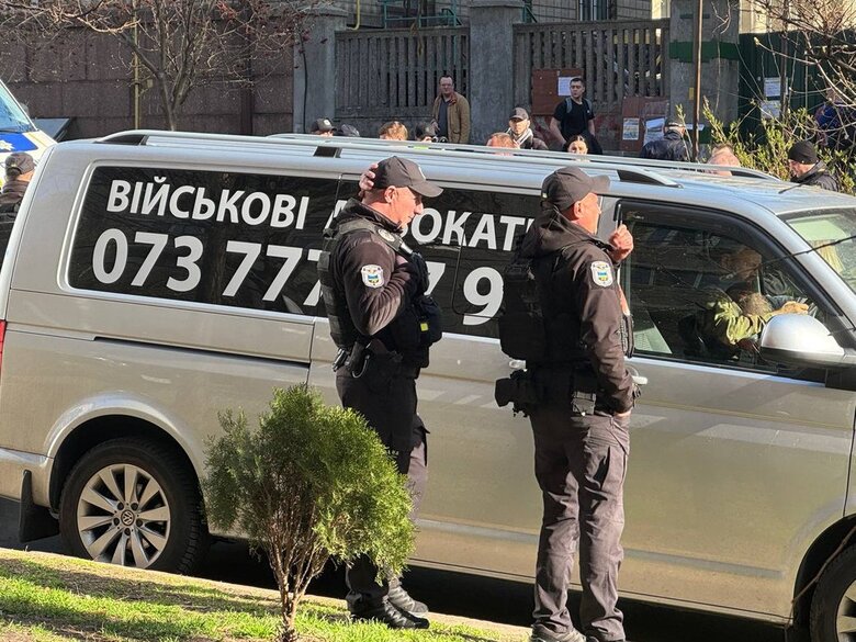 Сутичка біля Голосіївського ТЦК у Києві