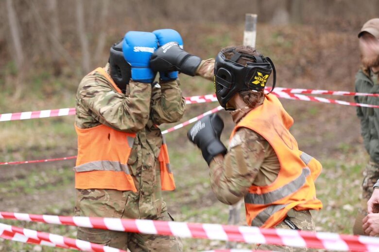 Перша жінка-військовослужбовиця пройшла курс ССО України 02
