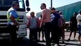 "Как скотину, 5 часов нас здесь продержали", - гаишникам досталось от дальнобойщиков из-за Януковича в Днепропетровске. ВИДЕО