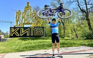 Естонський депутат на велосипеді подолав відстань з Таллінна до Києва, щоб зібрати гроші для ЗСУ