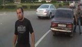 "Он псих на всю голову. Особенно когда дело касается водил, быкующих на дороге", - водитель рейсового автобуса восхищает иностранцев. ВИДЕО