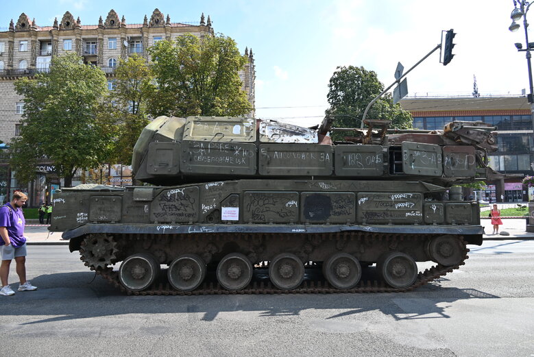 Выставка уничтоженной военной техники РФ на столичном Крещатике 19