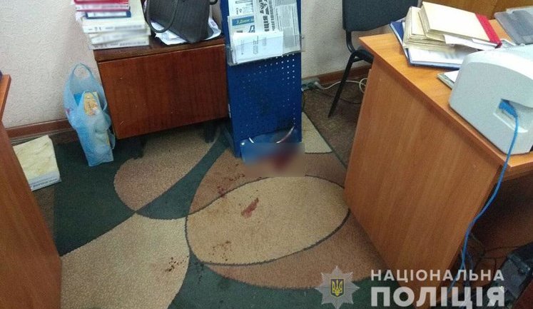 Мужчина с ножом набросился на сотрудницу РАГСа в Черниговской области и нанес ей около 10 ножевых ранений, - Нацполиция. ФОТО
