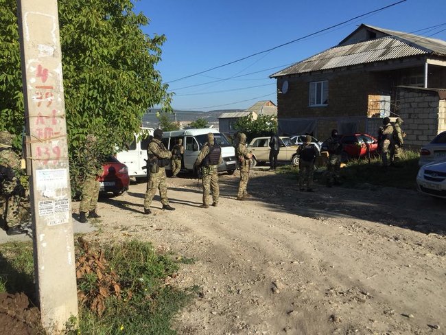 Persecution of Tatars in Russian-occupied Crimea: invaders detain two activists, another one cannot be reached 04