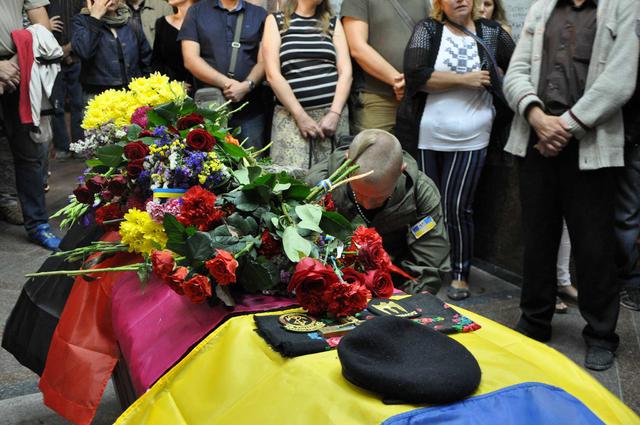 Kyiv residents, friends, comrades bid their farewells to killed Donbas veteran Valentyn Hontar at Maidan Nezalezhnosti 07