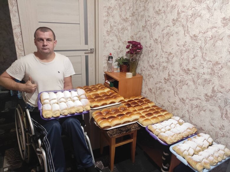 Надіслав на фронт понад 60 000 бойових смаколиків. А бійці мені - тільняшку і прапор. Голову орка ще не замовляв! - Євген Компанець із Черкас 06