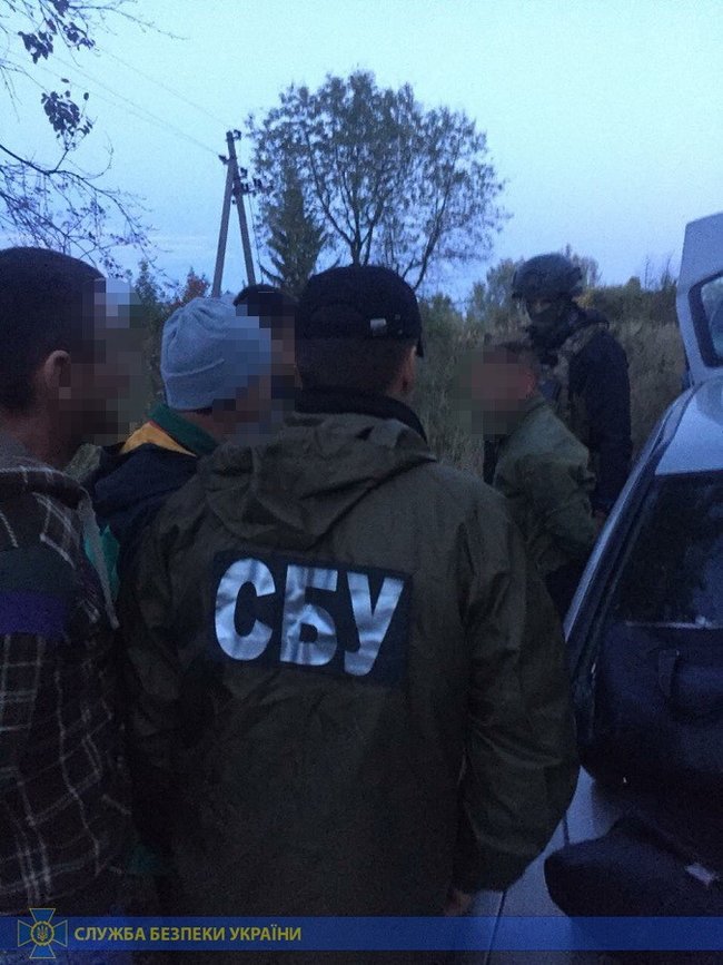 Колишній військовослужбовець-контрактник продавав на Буковині зброю, вивезену з району проведення ООС, - СБУ 01