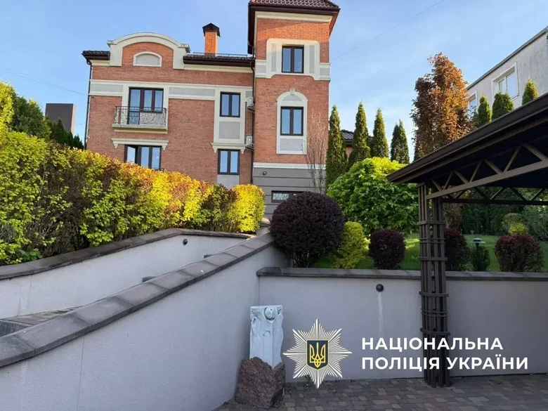 Фейкові ферми ошукували іноземців