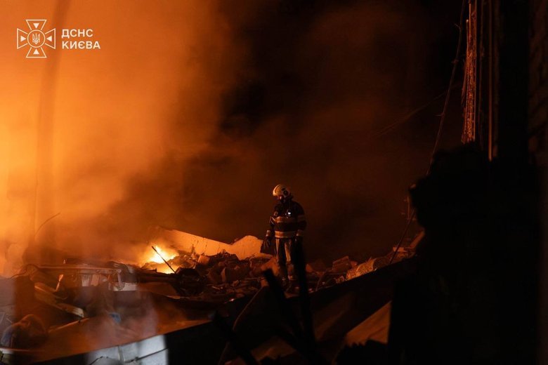 У Києві після удару РФ горів склад і пошкоджена лікарня