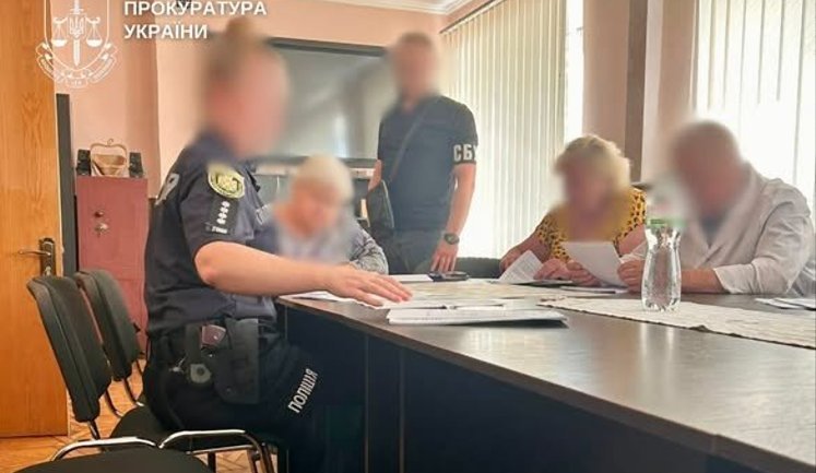 На Житомирщині лікарню викрили на "фантомному" лікуванні: понад 1,1 млн грн за ненадані послуги пішли на зарплати та премії. ФОТО