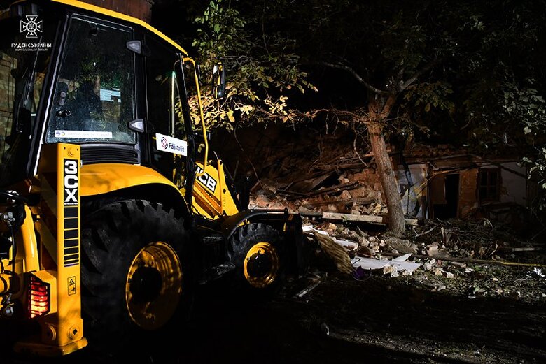 Наслідки ворожого обстрілу Миколаєва: зруйновано двоповерхівку 04