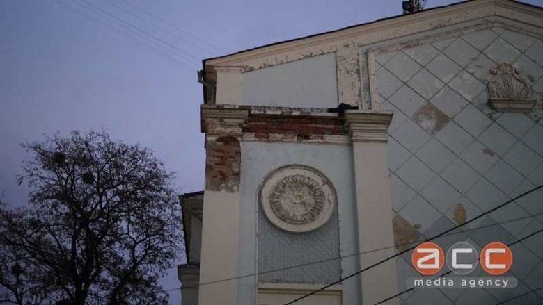 Вітер зірвав дах кінотеатру в Чернівцях 03
