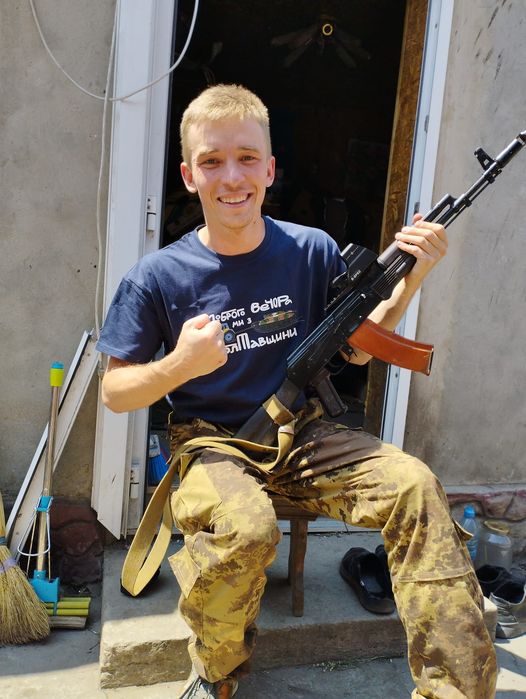 Поет, активіст і випадково єгер Максим Михайлик: Я тільки тут зрозумів, що обстріляний боєць – це не той, хто з автоматом кидається на танк, а хто в окопі. Іноді ми сиділи в окопі по два тижні 03