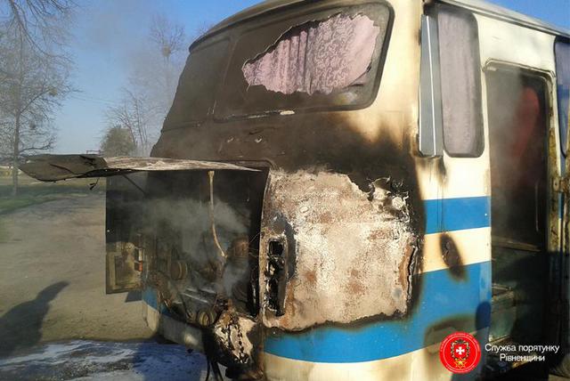 Маршрутный автобус загорелся на Ривненщине, - ГСЧС 03 Маршрутный автобус загорелся на Ривненщине, - ГСЧС 03