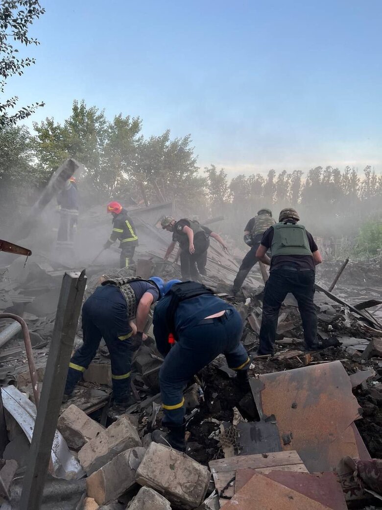 Russian troops fired on residential sector of Kostiantynivka in Donetsk region, one house was completely destroyed, man died 03 Russian troops fired on residential sector of Kostiantynivka in Donetsk region, one house was completely destroyed, man died 03