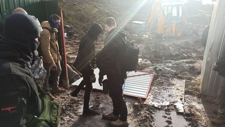 На Черепановой горе в Киеве вырубили деревья ради очередной застройки: активисты повалили строительный забор, полиция не вмешивалась 02