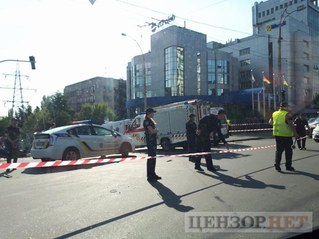 В Киеве взорвался автомобиль Мерседес. Водитель погиб 02