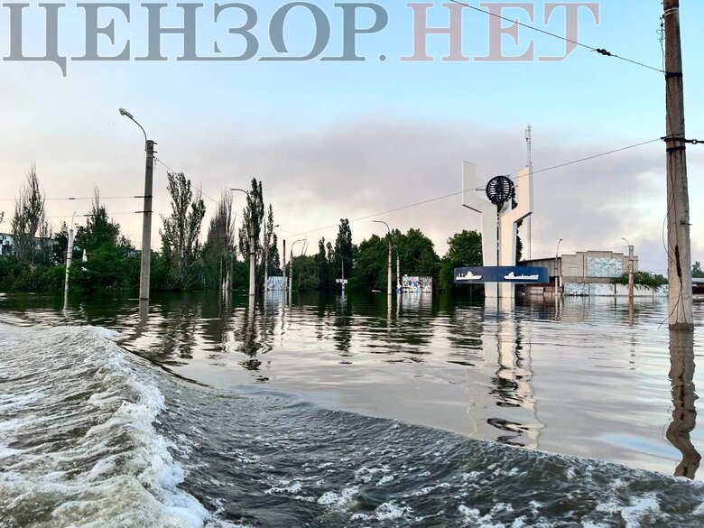 Поки не зійшла вода. Як виживають люди у затопленій частині Херсону 08