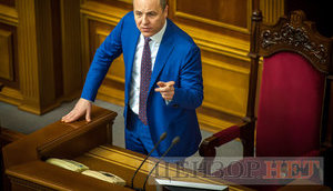 Розенблат, який фотографує Гройсмана, і Бублик, який вивчає фото інтер'єрів, - останнє цього року засідання Ради. ФОТОрепортаж