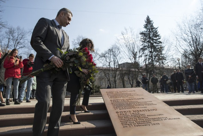 Біля посольства РФ у Києві відкрили сквер імені Бориса Нємцова 01