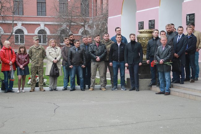 Мемориальную доску погибшему под Иловайском офицеру 28-й ОМБр Безручаку открыли в Киеве 04