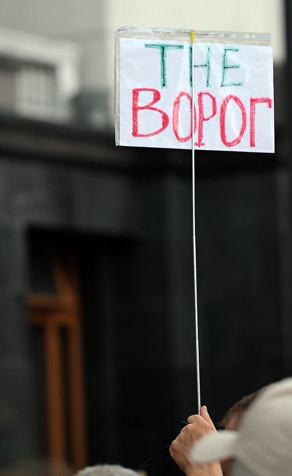 Коли ми їздили у ДАП через сєпарський блокпост я думав, що це дно. Я помилявся: як військові пікетували Офіс президента 06