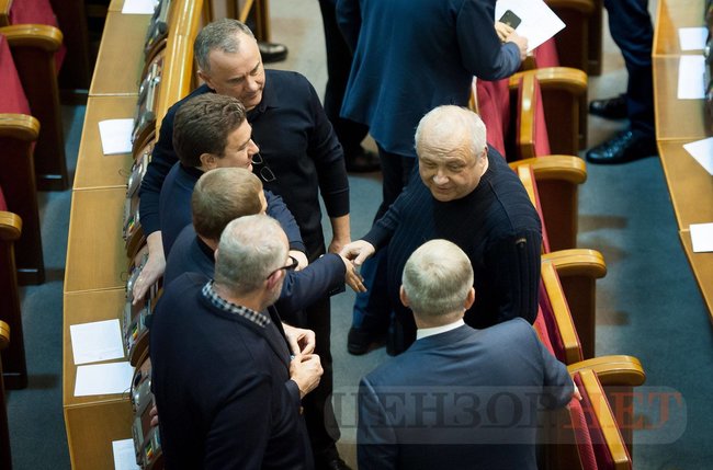 Блокування трибуни й аншлаг біля силовиків: як відбувається позачергове засідання Ради 06