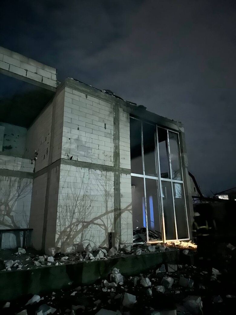Наслідки падіння уламків БпЛА у Дарницькому районі Києва 02