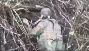 Russian man cuts his arm veins with knife on battlefield. VIDEO